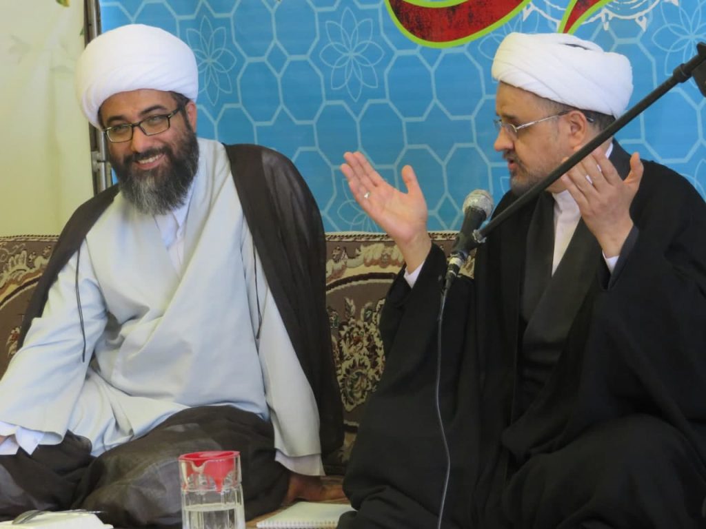 حجج اسلام و المسلمین محمد مطهری و مهدی رهنما در دورهمی طلبگی