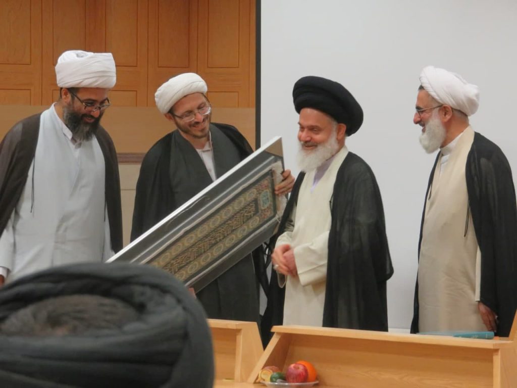 دریافت هدیه توسط حجت الاسلام و المسلمین رضا اسکندری از دستان مبارک حضرت آیت الله حسینی بوشهری