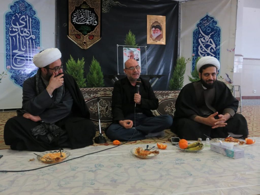 حجج اسلام و المسلمین مهدی رهنما و محمد درستی در کنار حاج حسین کاجی