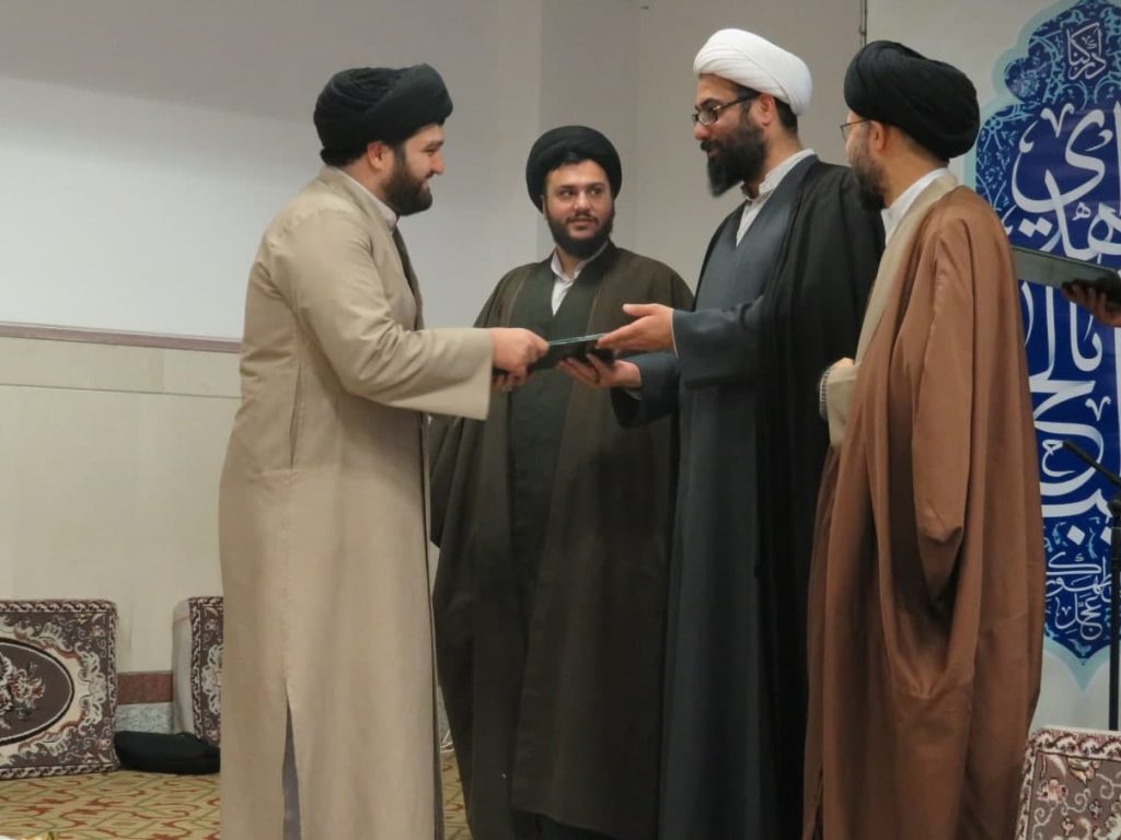 طلبه فاضل حجت الاسلام سید محسن منافی در مراسم تقدیر از نخبگان پژوهشی مدرسه تخصصی فقه امام کاظم علیه السلام