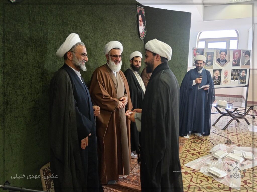 مراسم تقدیر از طلاب مدرسه که در جشنواره علامه حلی شرکت کردهاند