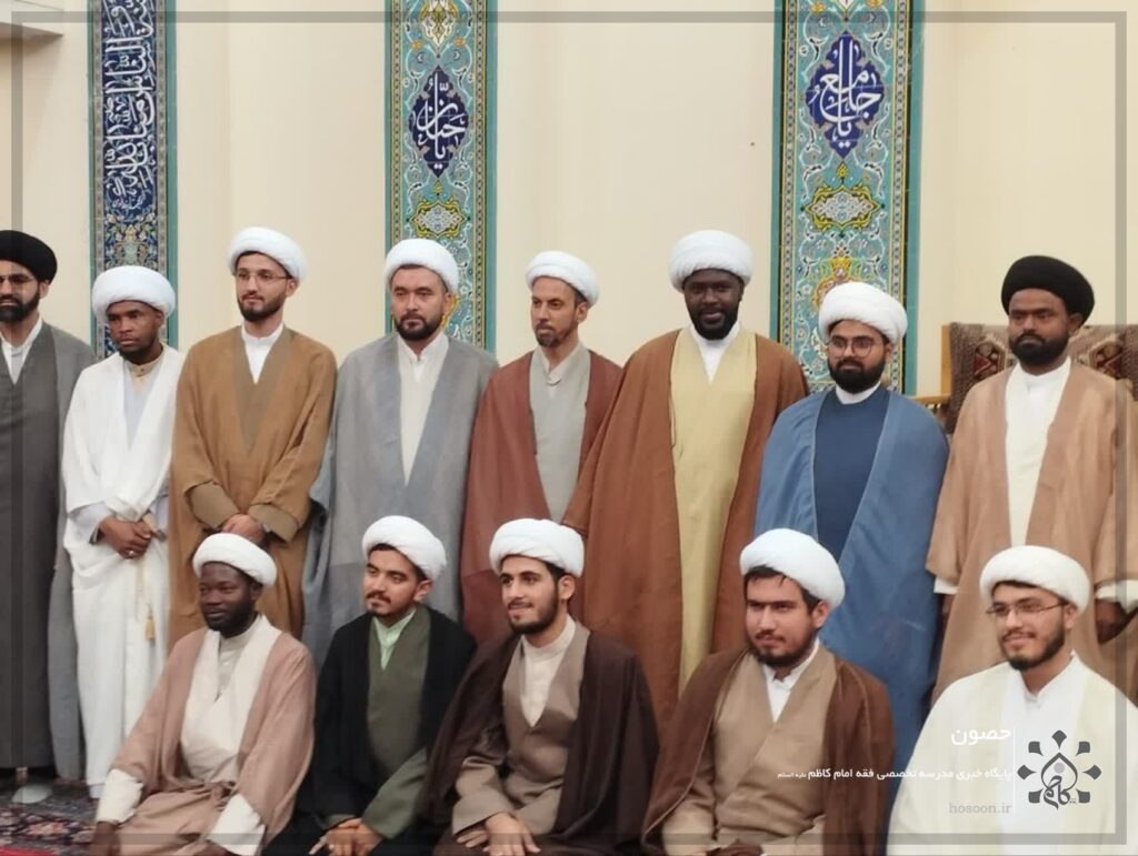 عمامه گذاری طلاب به دست مبارک حضرت آیت الله العظمی مکارم شیرازی دامت برکاته