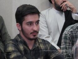 آقای علی احمدی در دورهمی طلبگی با حضور حضرت استاد محمد حسن گلی شیردار آقای علی احمدی در دورهمی طلبگی با حضور حضرت استاد محمد حسن گلی شیردار