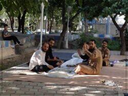 جناب آقای امیرحسین در افشانی در تفریحی خانوادگی روستای خاوه جناب آقای امیرحسین در افشانی در تفریحی خانوادگی روستای خاوه